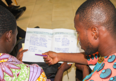 Des wikimédiens Ivoiriens discutent des recommandations de la stratégie 2030 lors d'un mini-salon le 08 février 2020 à Abidjan