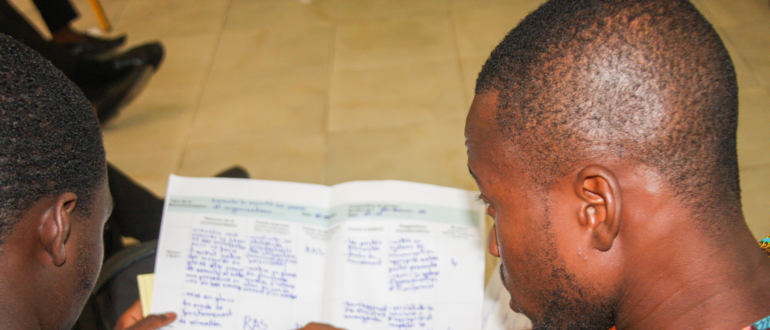 Des wikimédiens Ivoiriens discutent des recommandations de la stratégie 2030 lors d'un mini-salon le 08 février 2020 à Abidjan