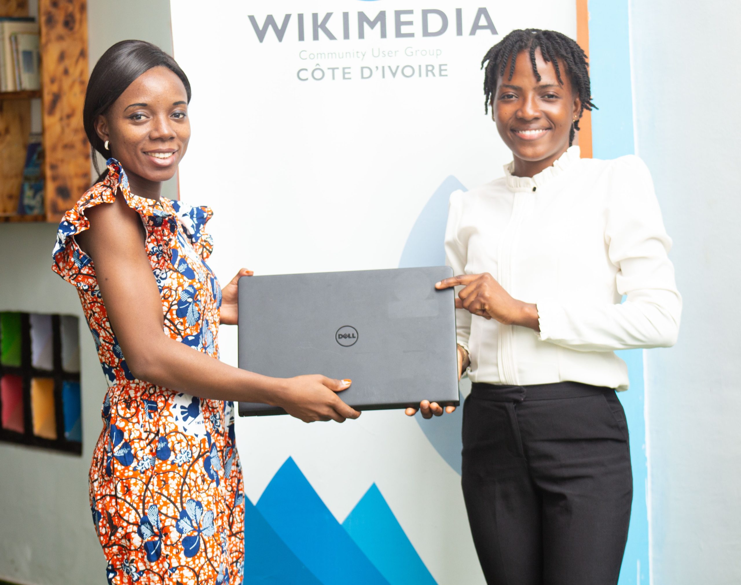 Remise d'un ordinateur à Beraca par Emmanuelle Kakou, Coordinatrice programme Wikimedia CIV