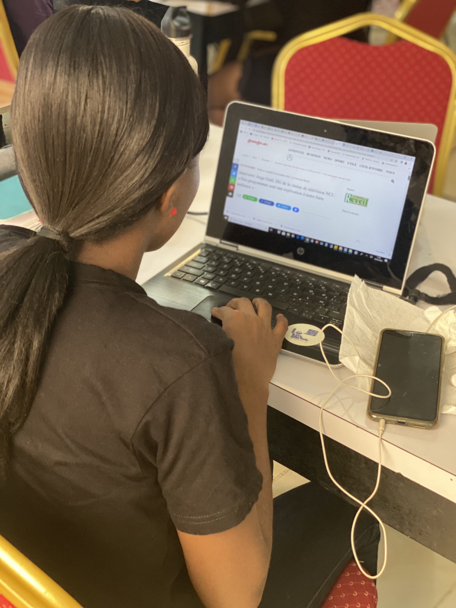 Bénévole en train de trouver des informations crédibles