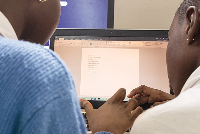 contributions de deux jeunes élèves sur Wikiquote