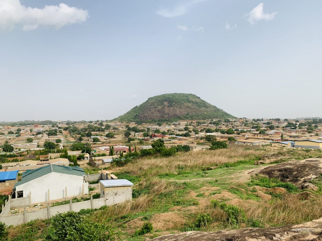 Vue du mont Korhogo depuis la petite colline de la ville. 