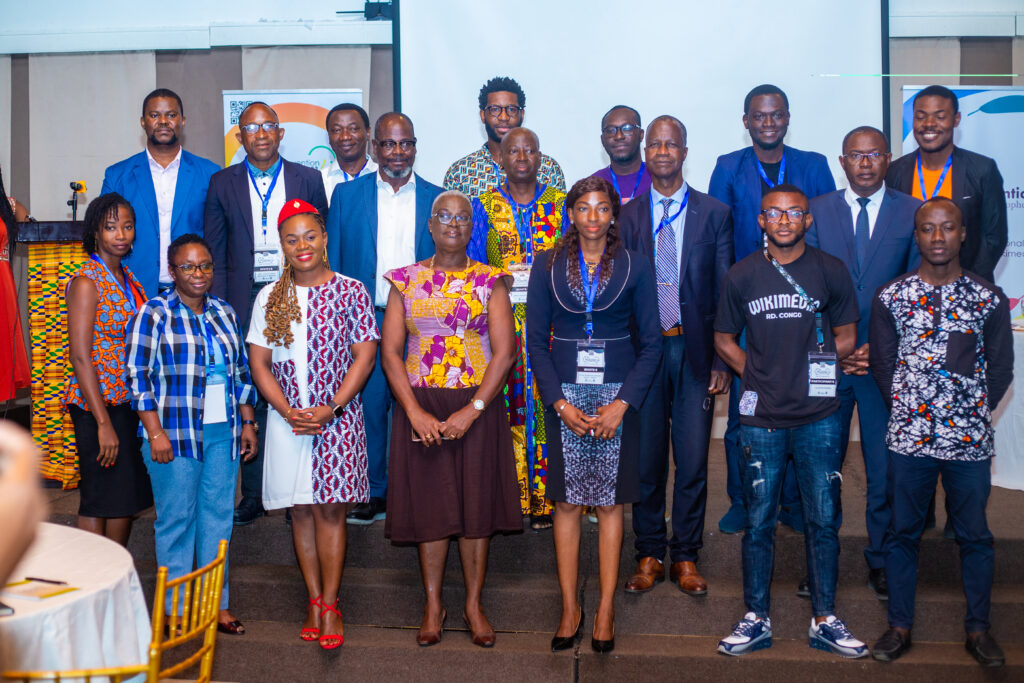 Photo de famille de la cérémonie d'ouverture, avec les délégations.