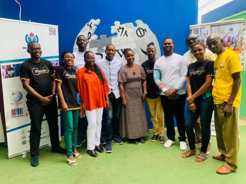 Photo de famille - Rencontre WikiCiv et Apsid-ci dans le cadre de la réactivation de la collaboration et partenariat entre les deux organisations