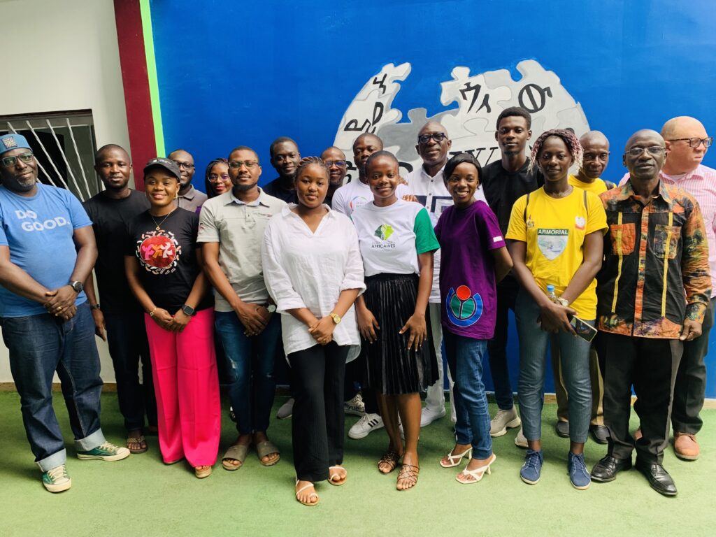 Photo de famille _ les participants à l'AG Extra du 20 janvier 2024, au siège de WikiCiv - Villa Zenman.