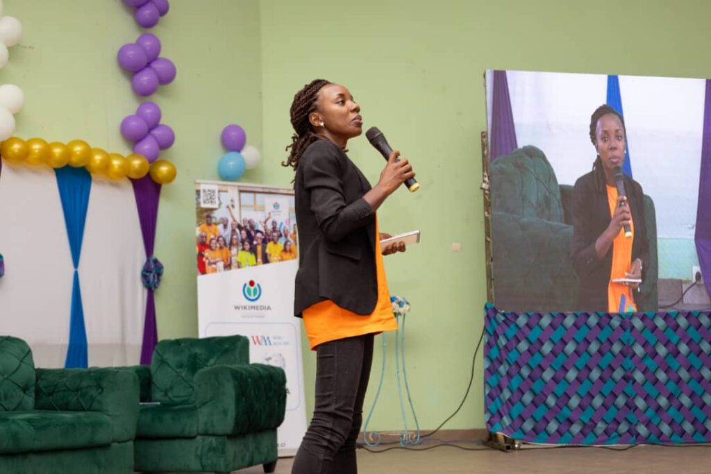 Emmanuelle Kakou, Coordinatrice générale de Wikimedia Côte d'Ivoire en pleine présentation de l'association lors du Fitt