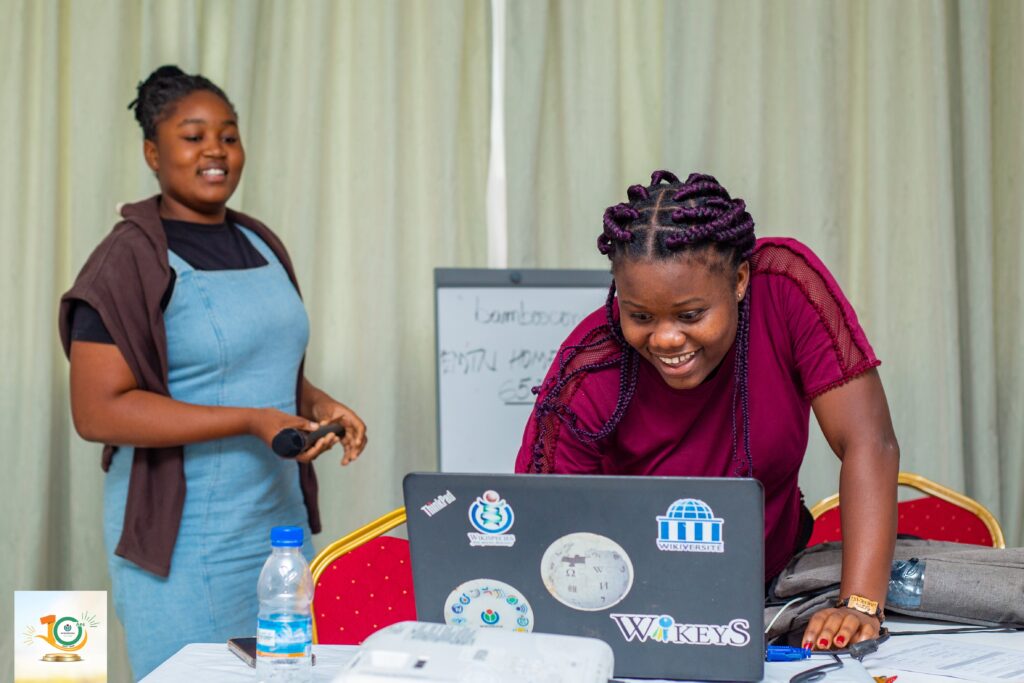 Tryphene et Doriane, facilitatrices de l'édit-a-thon dédié à la femme, à l'occasion de la journée internationale des droits de la femme. 