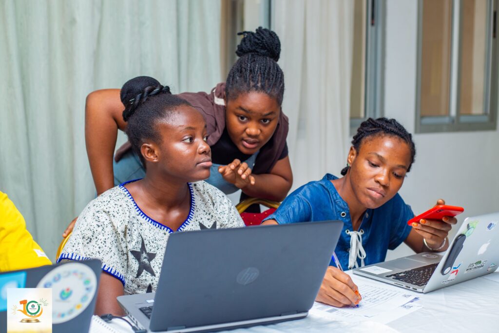 Doriane entretient Mouna sur sa contribution sur un article lié à la femme.