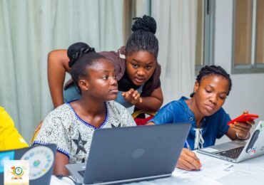 Doriane entretient Mouna sur sa contribution sur un article lié à la femme.