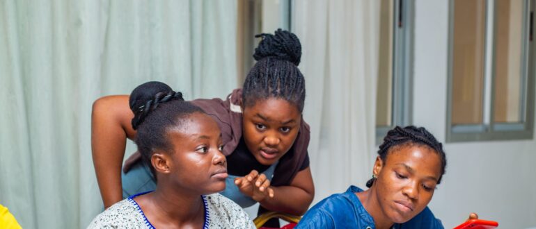 Doriane entretient Mouna sur sa contribution sur un article lié à la femme.