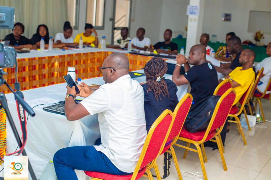 membres du bureau exécutif, responsables de clubs, groupes de travail, porteurs de projets et membres du staff forment l'assemblée participante à l'atelier de Capitalisation animé par Donatien Kangah